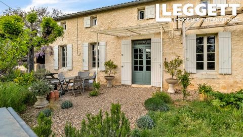 A30753SGB33 - Eingebettet in den Hang eines Tals, verfügt dieses alte Bauernhaus über 4 Schlafzimmer, zahlreiche Wohnbereiche, es wurde mit viel Geschmack im Einklang mit seinem Landhausstil kombiniert mit modernem Komfort und Ausstattung renoviert. ...