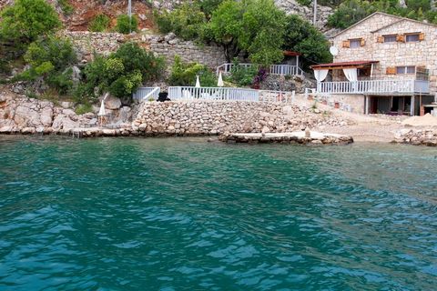 Il est situé entre les parcs nationaux de Paklenica et de Karlobag, directement sur la plage. où vous entrez dans la mer directement depuis la terrasse. La maison a été entièrement rénovée, elle dispose de deux grands réservoirs d’eau, d’un barbecue,...