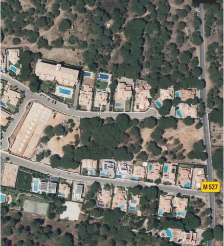 Land with planning approved, one lot with 8 plots . A large plot of development land with an area of 9359m2 for 8 individual luxury villas with 2 floors and basements, garaging, swimming pool and private gardens in Vale do Garrão. A lovely location s...