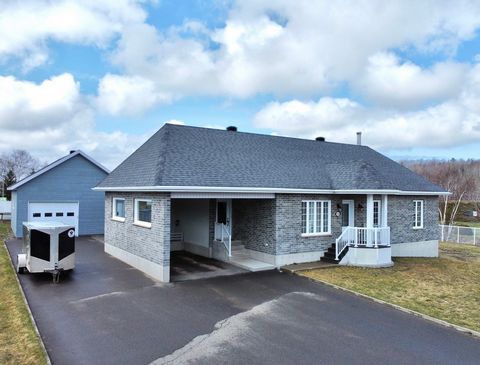 Découvrez ce magnifique bungalow clé en main dans un secteur familial recherché avec une cour clôturée et comme voisin arrière un parc. Cuisine et salon à aire ouverte, grande salle à manger avec toit cathédrale et poutres apparentes. Deux chambres a...