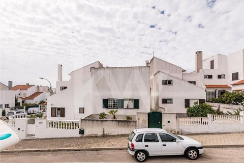 House located in Queijas in a very quiet neighborhood. In good condition (needing little intervention) this house consists of 2 bedrooms, kitchen, bathroom and living room with access to a nice outdoor space. There is still the possibility of making ...