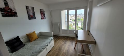 Nous proposons à la location moyenne ou longue durée un appartement meublé fraîchement rénové de 4 pièces, avec 3 chambres + Salon + Cuisine ouverte + WC + Salle de Bain, Balcon et place de parking. L’appartement est très lumineux et se situe à 2min ...