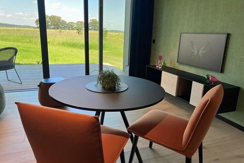 Ontsnap naar een gezellige en moderne lodge, perfect voor een romantisch moment voor twee. Op de begane grond vindt u naast een comfortabele woonkamer met televisie en WiFi een volledig ingerichte kitchenette met combimagnetron, koelkast, kookplaten ...