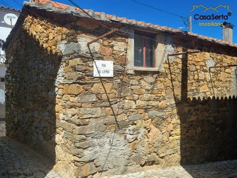 C’est dans la ville de Pessegueiro, un village riche en histoire et en traditions rurales, situé sur les pentes de la chaîne de montagnes Lousã que l’on trouvera cette belle maison rustique en pierre à restaurer. Disposé sur deux étages et cinq divis...