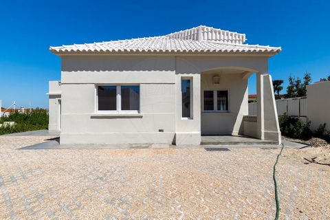 Villa de 3 chambres entièrement rénovée, composée du rez-de-chaussée et du 1er étage. Rez-de-chaussée : Salon, cuisine ouverte avec salle à manger, garde-manger, salle de bains et 2 chambres avec placards intégrés. 1er étage : suite avec espace de ra...