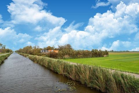 Séjournez dans cette maison de vacances située à Burgerbrug, idéale pour des vacances romantiques avec votre partenaire. La maison se trouve dans un endroit tranquille où vous pourrez vous détendre et vous relaxer. Il y a un jardin clôturé avec des m...