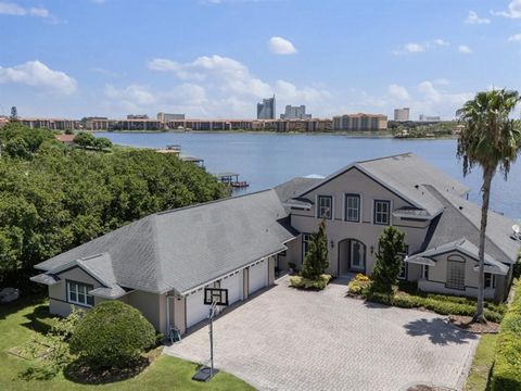 Située directement sur le lac Big Sand, cette vaste maison au bord du lac se trouve sur un terrain surélevé spacieux et offre une vue imprenable sur le lac avec un quai flottant privé et un hangar à bateaux. Cette résidence construite sur mesure comp...