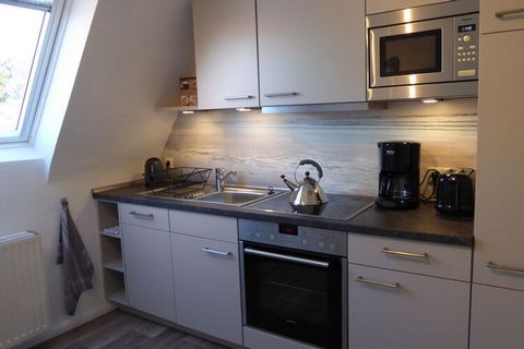 Appartement de vacances de 50 m² pour 2 adultes avec chambre, séjour avec canapé-lit supplémentaire, cuisine, salle de bain et accès au jardin.