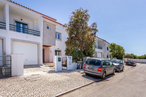 Beschreibung Doppelhaushälfte mit ausgezeichneter Lage, in einer ruhigen Straße (Sackgasse und daher nur von den wenigen Bewohnern der Straße genutzt), ganz in der Nähe des Zentrums von Azeitão, zum Beispiel 10 Gehminuten vom Weinhausmuseum José Mari...