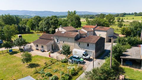 À Vendre : Corps de Ferme Authentique avec Terrain et5 2 garages à Viviers-lès-Montagnes (Tarn) 3 Venez découvrir ce charmant corps de ferme situé dans la pittoresque commune de Viviers-lès-Montagnes, au cœur du Tarn. Ce bien rare, alliant charme rus...