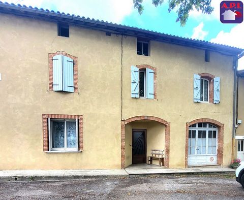 FAMILY HOUSE T5 WITH GARAGE In the heart of Mazeres, close to all amenities, come and discover this large house of approximately 158 m² of living space with garage and cellar. It consists on the ground floor of a large entrance hall with WC, a renova...