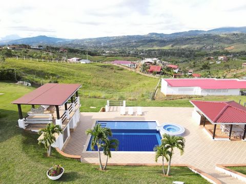 Finca La Toscana en El Carmen, Parcelación Altos del Carmen ¡Bienvenidos a la finca de tus sueños ! Ubicada en El Carmen, Parcelación Altos del Carmen, esta espectacular propiedad de 3,107 m² es el refugio perfecto para quienes buscan un retiro cómod...