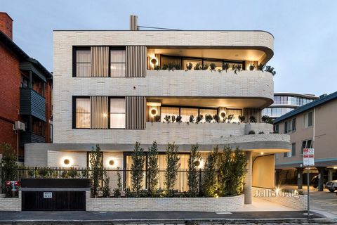 Con vista sull'acqua dal suo balcone sinuoso, questo nuovissimo appartamento al primo piano progettato da questo architetto nel cuore di St Kilda celebra il massimo della vivibilità sofisticata ma armoniosa con interni curati da Hecker Guthrie, ulter...