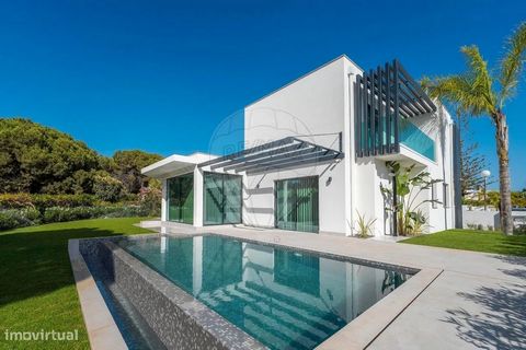 Villa de luxe de 4 chambres| Piscine| Vilamoura. Dans un emplacement Premium, la villa avec 350 m2 de surface de construction totale, est située sur un terrain de 417 m2, dans le centre de Vilamoura et le parcours de golf Dom Pedro Pinhal. Maison de ...