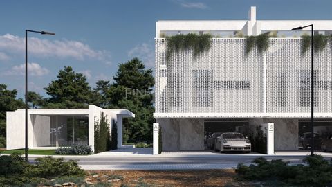 Questo progetto residenziale a Vilamoura, in Algarve, si distingue per il suo design moderno e l'integrazione armoniosa con l'ambiente naturale. Si tratta di un complesso di lusso composto da diverse unità abitative, ognuna delle quali offre un'esper...