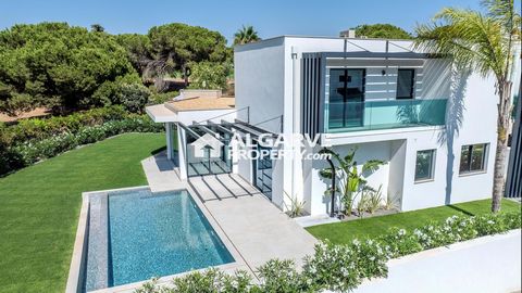 Villa de luxe entièrement rénovée et idéalement située dans une impasse à proximité de la marina de Vilamoura, de l'Académie de Tennis et du terrain de golf. A quelques minutes à pied de la plage et à proximité d'une zone commerciale avec restaurants...