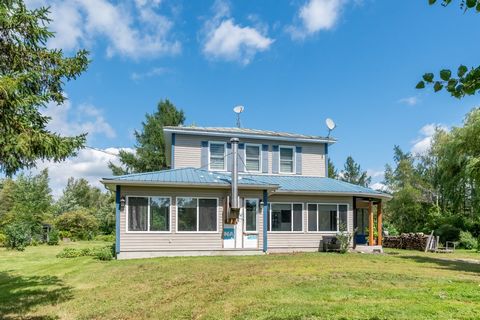 Découvrez cette merveilleuse maison des années 1930, fusion parfaite d'authenticité et de modernité. Nichée au coeur d'une nature luxuriante, elle préserve son charme d'antan. À l'entrée, un solarium lumineux vous accueille, offrant une ambiance chal...