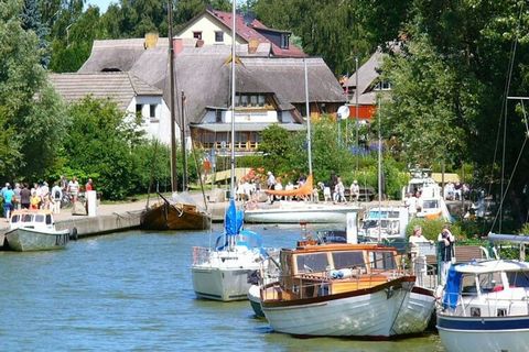 Ciesz się wakacjami w pięknym nadbałtyckim kurorcie Wustrow. Tylko 500 m od plaży nad Morzem Bałtyckim. Adres: Director-Schütz-Weg 13 w 18347 Wustrow