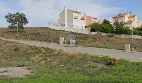 Terrain urbain dans un quartier tranquille Terrain urbain de 336m2, avec la faisabilité de construire une maison avec sous-sol, rez-de-chaussée et 1 étage. Surface d’implantation 100m2 et surface de construction 160m2. Situation à Campilhos, Messines...