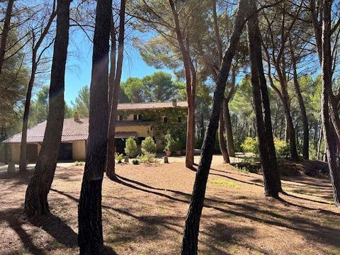 AIX EN PROVENCE 35 minutes away LAMBESC This charming country residence is quietly located in a beautiful pine forest in the middle of vineyards, 5 minutes from shops and amenities in a very beautiful environment. It was built in 1980, its useful sur...