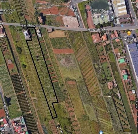 In the municipality of Tacoronte in a quiet and well-connected area is this urban plot of 562m² that allows the construction of a totally independent detached house. In addition, it has 5,220m² of rustic land that years ago was cultivated with vineya...