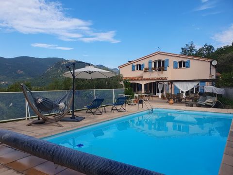 Dans un cadre verdoyant entre Sospel et Menton, sur 7725m2 de terrain, belle villa sur 2 niveaux avec piscine et nombreuses prestations. Au-rez-de-chaussée, entrée dans un trés lumineux double séjour avec cheminée et cuisine ouverte, sur 85m2, ainsi ...