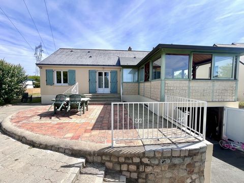 Situé à quelques minutes de Saumur, venez découvrir ce pavillon d'environ 87 m2 habitables, sur sous-sol total, et comprenant de plain-pied une cuisine aménagée et équipée (plaque gaz bouteille, hotte et four), un salon/séjour avec cheminée insert av...