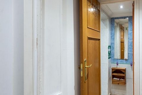 Ontspan in dit mooie en charmante vakantiehuis in San Sebastián de los Reyes, Madrid. Er zijn 6 slaapkamers en 2 badkamers om comfortabel tot 8 personen te huisvesten. Er is een solarium waar u kunt ontstressen. Deze plek is ideaal voor een grote gro...