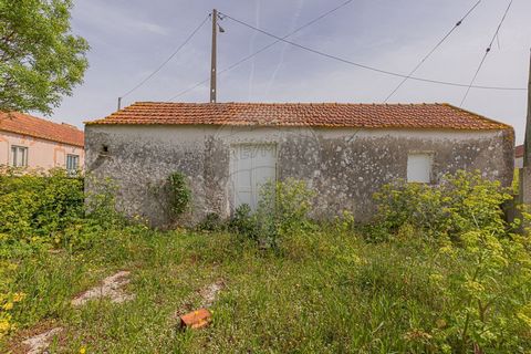 Armazém para venda Para remodelação Total Tratam-se de um conjunto de casas localizadas em Vale Figueira Antigamente eram arrumos, barracões e palheiros. (Actualmente Classificados em caderneta predial como Armazens e Arrumos) Podendo ser convertidas...