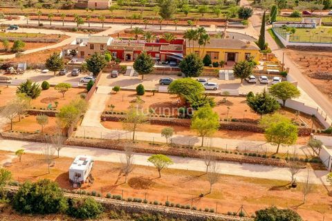 Fantástica finca con preciosas vistas panorámicas, dividida en tres casas con entradas independientes y plazas de aparcamiento. La casa es ideal para una familia grande o como ampliación. Cada casa tiene su propia piscina privada, zona de estar de ve...