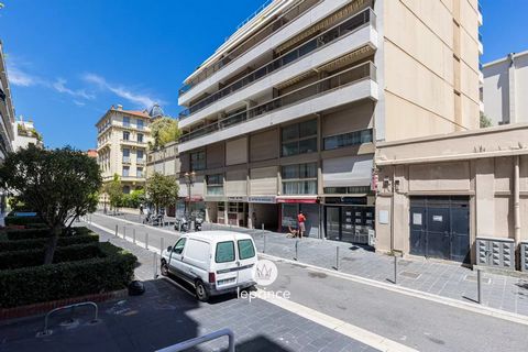 Nel cuore del Carré d’Or, in Rue Massenet all'interno della Residenza sicura Mer et Silence, è disponibile un Doppio Garage a soli due minuti dalla Promenade des Anglais. Dimensioni: 5,97 m di lunghezza e 4,209 m di larghezza Altezza del soffitto: 2,...