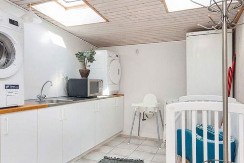 In der Nähe des Strandufers von Høll befindet sich dieses Ferienhaus. Es liegt zudem in einer familienfreundlichen Umgebung und hat auch eine Rasenfläche für spielende Kinder. Das geräumige Ferienhaus ist zweckmäßig eingerichtet und hat einen praktis...