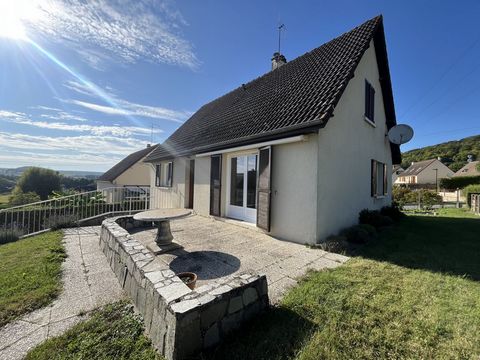 In de stad Bouttencourt, dicht bij alle winkels en op 20 minuten van de zee, aankoop van een huis met 4 slaapkamers. Uw kinderen zullen elk een ruimte vinden voor hun privacy. Woning uit 1975 bestaande uit 4 slaapkamers, een woonkamer van 35m2 met op...