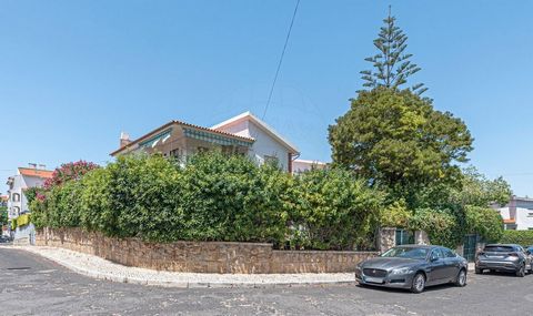 Descrizione Opportunità unica nel Bairro do Rosário, a Cascais! Da ristrutturare a proprio piacimento, questa è la casa perfetta per le famiglie che cercano qualità della vita, privacy, tranquillità e non rinunciano alla vicinanza del mare! Situata n...