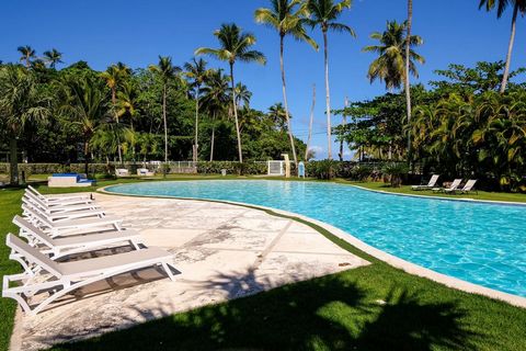 L’ensemble du condo de 3 étages de 3 chambres à coucher et 3 1/2 salles de bain a été refait. Il offre une vue sur la piscine, la plage, le lagon et la rivière. Il se trouve à 1 minute à pied de la piscine et à 2 minutes à pied de la plage, idéalemen...