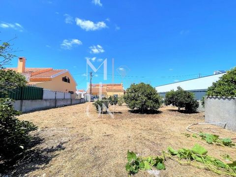 Urban land for construction in a privileged area of ​​Azeitão with total land area: 412.5 m², building footprint: 112 m² and gross construction area: 195 m² with gross dependent area: 30 m². The land has a garage built and is walled and with gates. I...