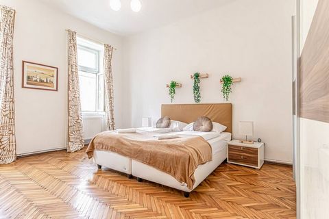 Note: the monthly rent for December, i.e. the period from 01.12. to 31.12.2024, is 1436€ Cozy room in a shared apartment in a historic Biedermeier-era building in the 5th district. Located in a quiet area near the Matzleinsdorfer Platz train station,...