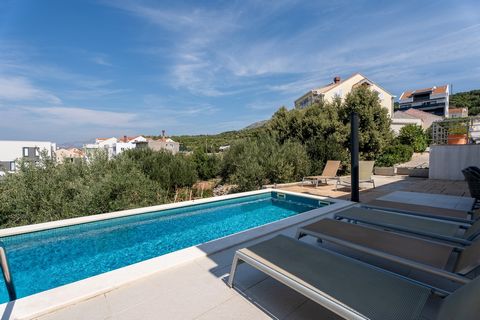 Une belle maison avec une piscine et une vue sur la mer est à vendre dans les environs de Dubrovnik ! Cavtat, un endroit charmant en bord de mer, se trouve à seulement 20 km de la ville. La partie centrale de Cavtat est connue pour sa belle promenade...