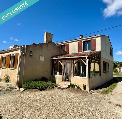 Située dans la commune de Saint-Pierre-d'Oléron au secteur du Marais doux, cette maison bénéficie d'un vaste terrain de 650 m² à clôturer. À l'intérieur, la maison de 114 m² sur deux niveaux offre un espace de vie comprenant une cuisine équipée, un s...