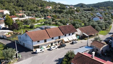 Maison destinée à loger au niveau du premier étage avec la possibilité d’être transformée en logement local avec disponibilité de 11 à 15 chambres et café, restaurant au rez-de-chaussée, avec dépanneur, vente de gaz, rations et charbon. La partie com...