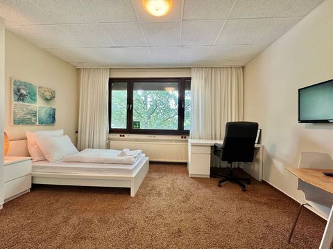 Willkommen bei Guest House! In unserem Apartment erwartet dich Gemütlichkeit pur. Das Apartment ist mit allem ausgestattet, was du für einen angenehmen Aufenthalt brauchst. Das vollausgestattete Apartment verfügt über eine moderne Küche, einen Arbeit...