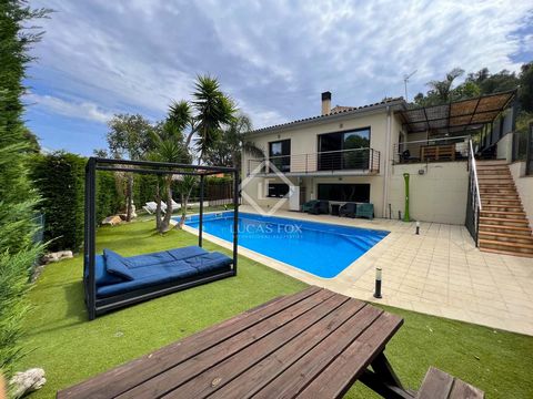 Villa Gina, fantastic villa with garden and private pool located in an idyllic, quiet and safe setting, in the Cim d'Aro development , in Platja de Aro, less than 2 kilometers from the town centre and its beaches and wonderful coves. The villa featur...