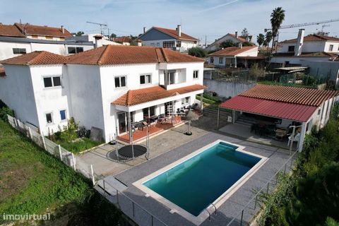 3 bedroom villa with swimming pool, located in the city of Ourém, close to all shops and services. The property consists of: Ground Floor which has a Living Room and Kitchen, and which is already equipped with some appliances, Bathroom service. The 1...