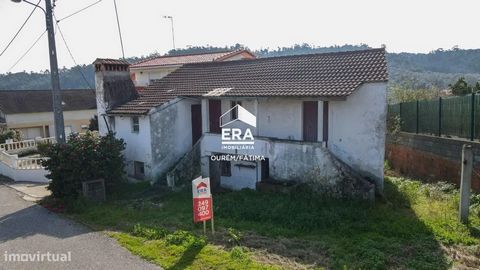 Moradia T2 para reconstrução, localizada na Vila de Caxarias, ficando próxima de Comércio, Escola e Serviços. O Imóvel é composto por 2 Quartos, uma Sala de Estar, uma Cozinha com lareira e 1 Casa de Banho. A habitação ainda dispõe de cave que pode s...