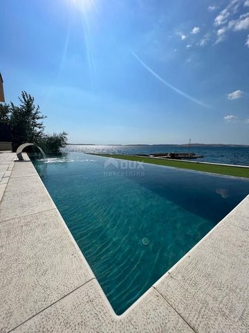 Location: Zadarska županija, Ražanac, Rtina. ZADAR, RTINA – Beeindruckende Luxusvilla am Meer Eine wunderschöne Luxusvilla zum Verkauf in der Stadt Rtina in der Nähe von Zadar, in bester Lage, 1. Reihe vom Meer entfernt. Die beeindruckende Villa mit ...