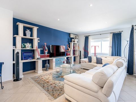 APPARTEMENT DE 4 CHAMBRES SUR SOBREDA - CHARNECA CAPARICA TOUT MEUBLÉ ET PRÊT À EMMÉNAGER Avec 116m2 cet appartement est situé au 2ème étage, avec GARAGE BOX pour 2 voitures. Avec une exposition au soleil Est-Ouest, cet appartement dispose des pièces...