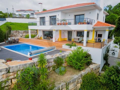 Fantastique maison individuelle de style classique, avec une façade accueillante et des détails architecturaux traditionnels, située sur le versant de la célèbre Lagoa de Óbidos. Située sur un terrain de 2 000 m2, avec plusieurs arbres offrant intimi...