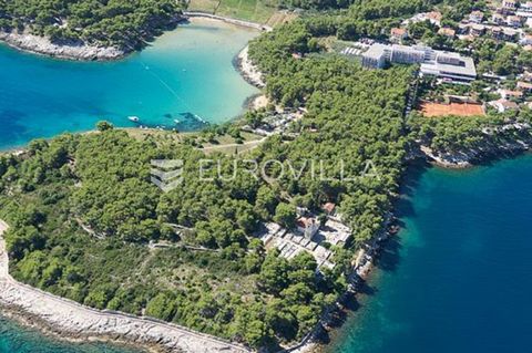 In Jelsa on Hvar, on a land area of 7,000 m2, a settlement is being built with 12 luxury urban villas for individual sale and 2 buildings with 12 apartments. The settlement is 250 m from the sea and the town center. Building A with 6 apartments will ...