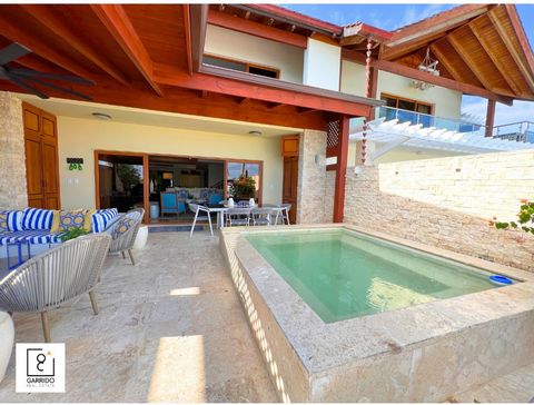 Stunning Marina Villa Private Pool. Ocean & Marina View 4 Bedrooms. 4,5 Bathrooms. Service Room with prive access. Space for over 3 cars. 357 M2 Construction. Private Neighborhood with security 24/7, Gym, Spa, Restaurants, Pools, Sports Areas, Energy...