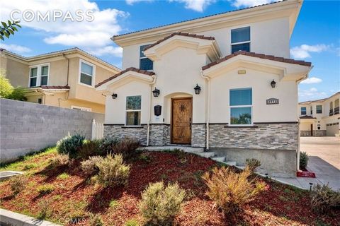 Bienvenue dans cette superbe maison de style Craftsman de 3 chambres et 2,5 salles de bains, nichée au cœur de Huntington Beach. Construite en 2019, cette résidence de deux étages offre 1 665 pieds carrés d’espace de vie moderne, alliant design intem...